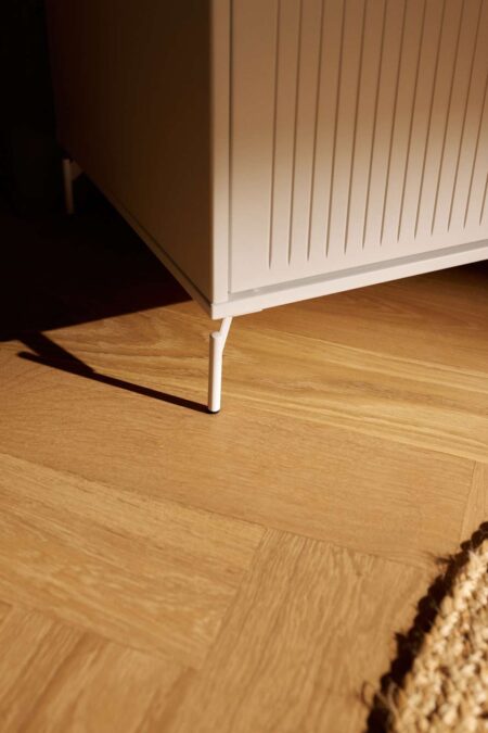 Flexa Saga 2-deurs kledingkast met eiken knoppen en poten - Oat - Afbeelding 11