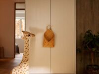 Flexa Saga kledingkast met lades en witte knoppen - Wit grooves - Afbeelding 12