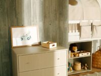 Flexa Saga kledingkast met lades en witte knoppen - Wit grooves - Afbeelding 5