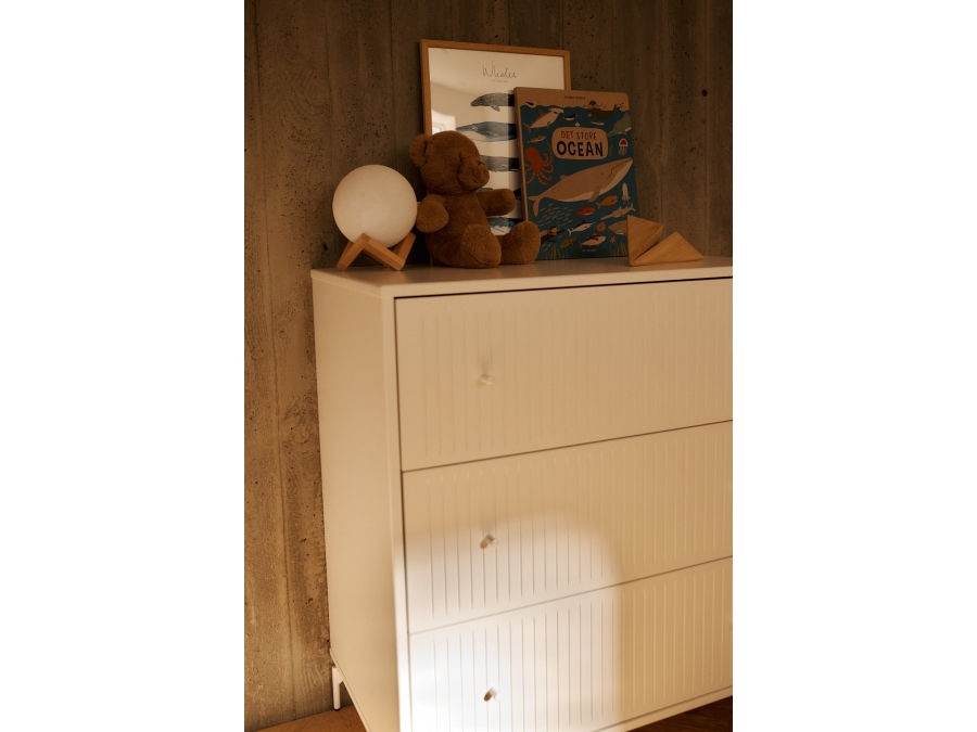 Flexa Saga commode 3 lades met witte knoppen en poten - Wit grooves - Afbeelding 4