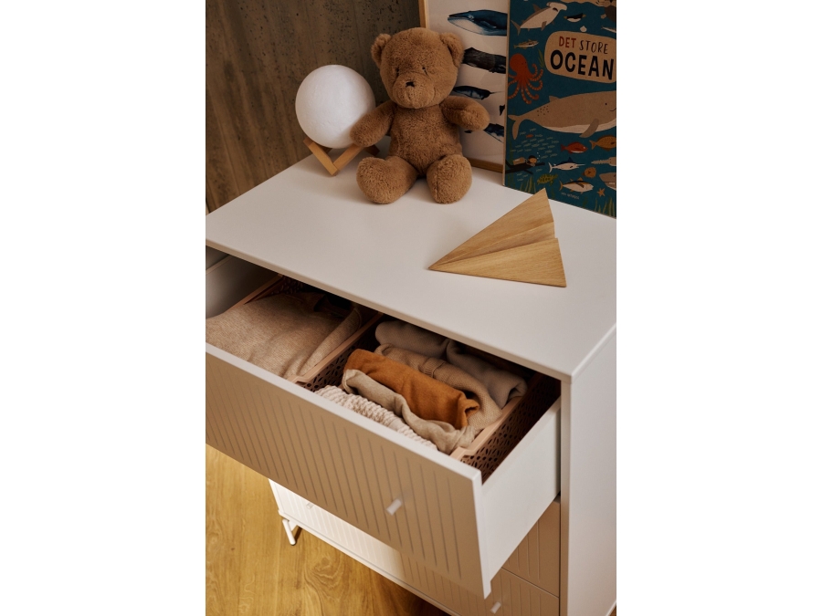 Flexa Saga commode 3 lades met witte knoppen en poten - Wit grooves - Afbeelding 3