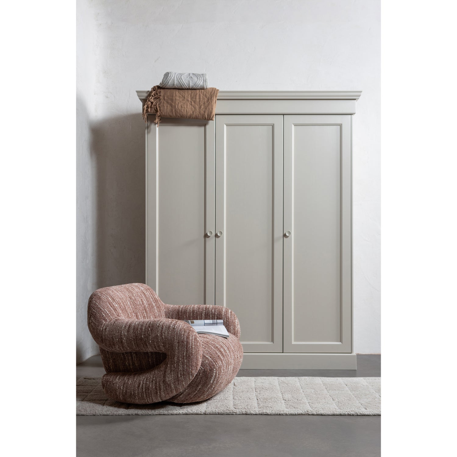377510-DU-377484-R-01_SF_FA_Olivia_kledingkast_dust_Folke_fauteuil_chenille_oudroze_melange
