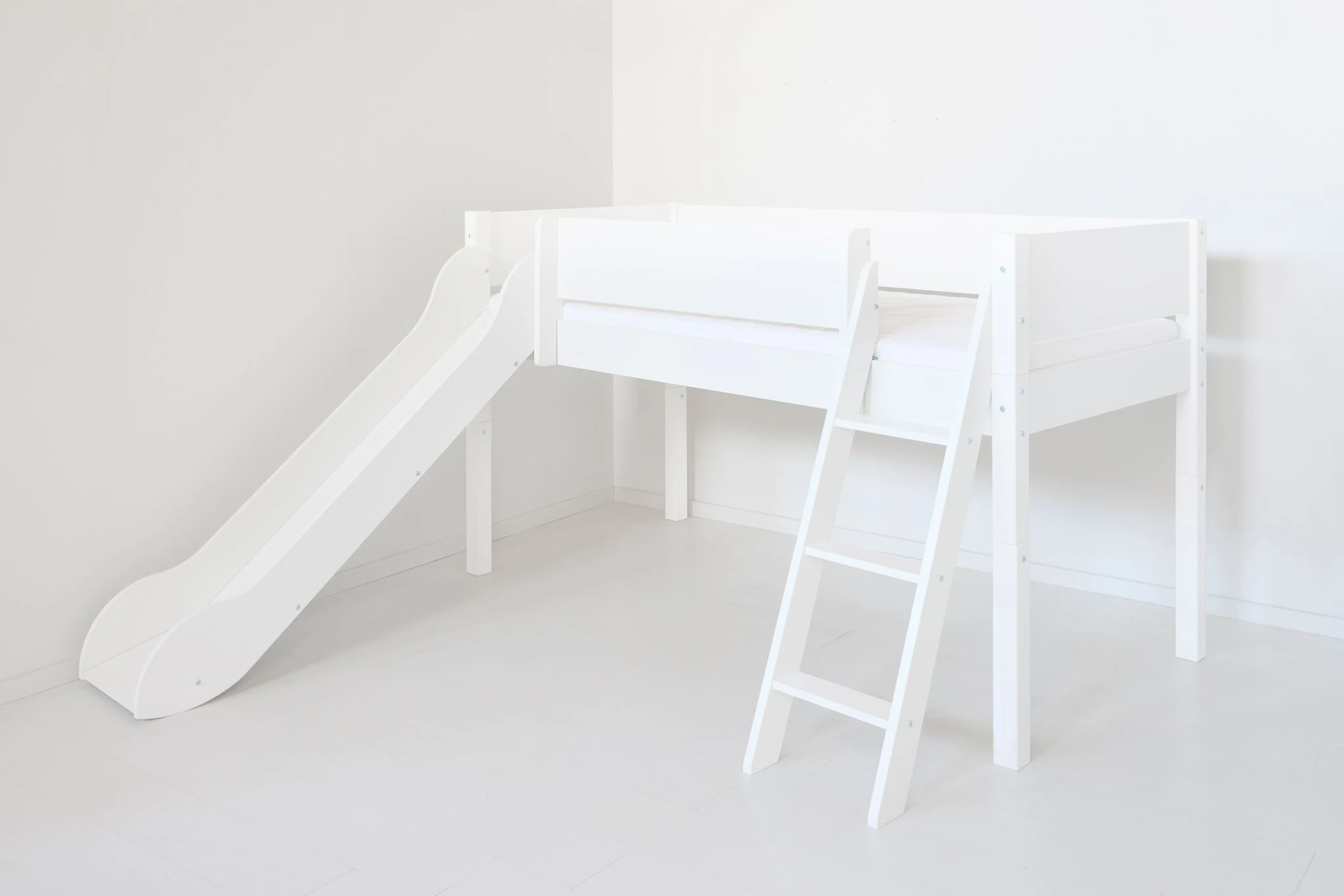 Manis-h Vilde halfhoogslaper met glijbaan en schuine ladder 90x200